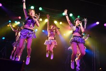 アップアップガールズ（仮）によるライブの様子。