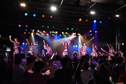 アップアップガールズ（仮）によるライブの様子。