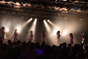 アップアップガールズ（仮）によるライブの様子。