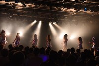アップアップガールズ（仮）によるライブの様子。