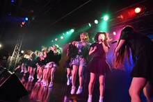 アップアップガールズ（仮）とBELLRING少女ハートによる「GIGABITE」歌唱の様子。