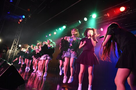 アップアップガールズ（仮）とBELLRING少女ハートによる「GIGABITE」歌唱の様子。