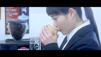 Official髭男dism「コーヒーとシロップ」ミュージックビデオのワンシーン。