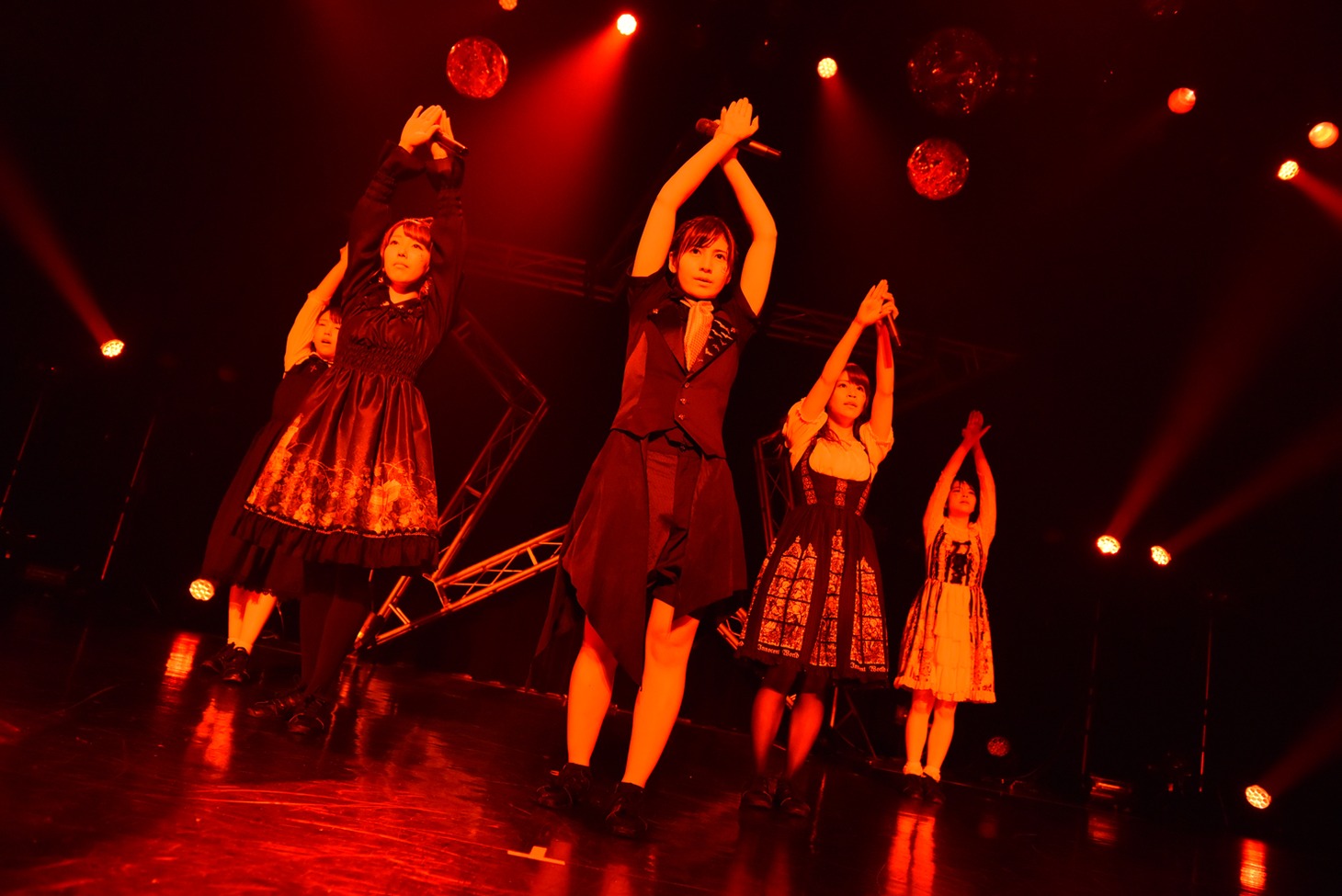 STARMARIE単独公演「FANTASY TRIP ～第二幕 星祭りの夜から～」の様子。