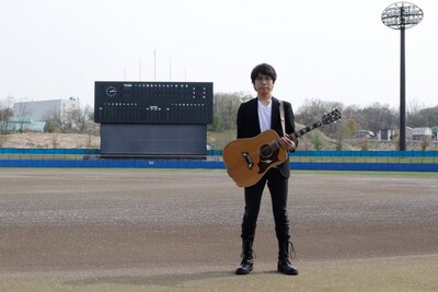 秋田・グリーンスタジアムよこてに立つ高橋優。