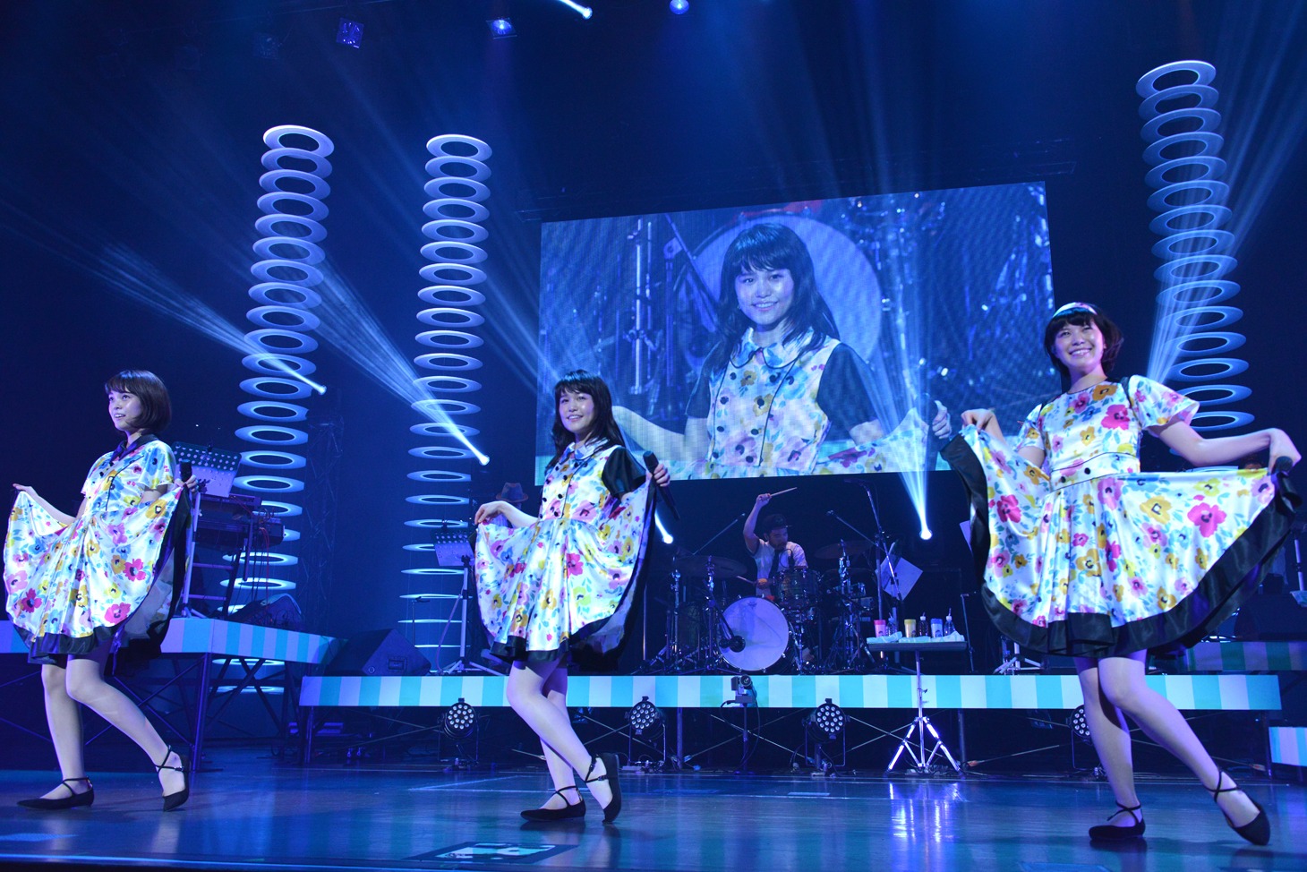 「Negicco Second Tour "The Music Band of Negicco" supported byサトウ食品」の様子。