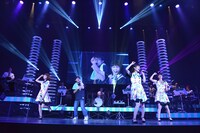 「トキメキ☆マイドリーム」を歌うconnie（左から2番目）とNegicco。