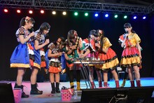 おにぎりを選ぶ私立恵比寿中学。