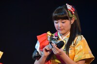 おにぎりを開ける柏木ひなた。