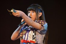 おにぎりの具を見せる廣田あいか。