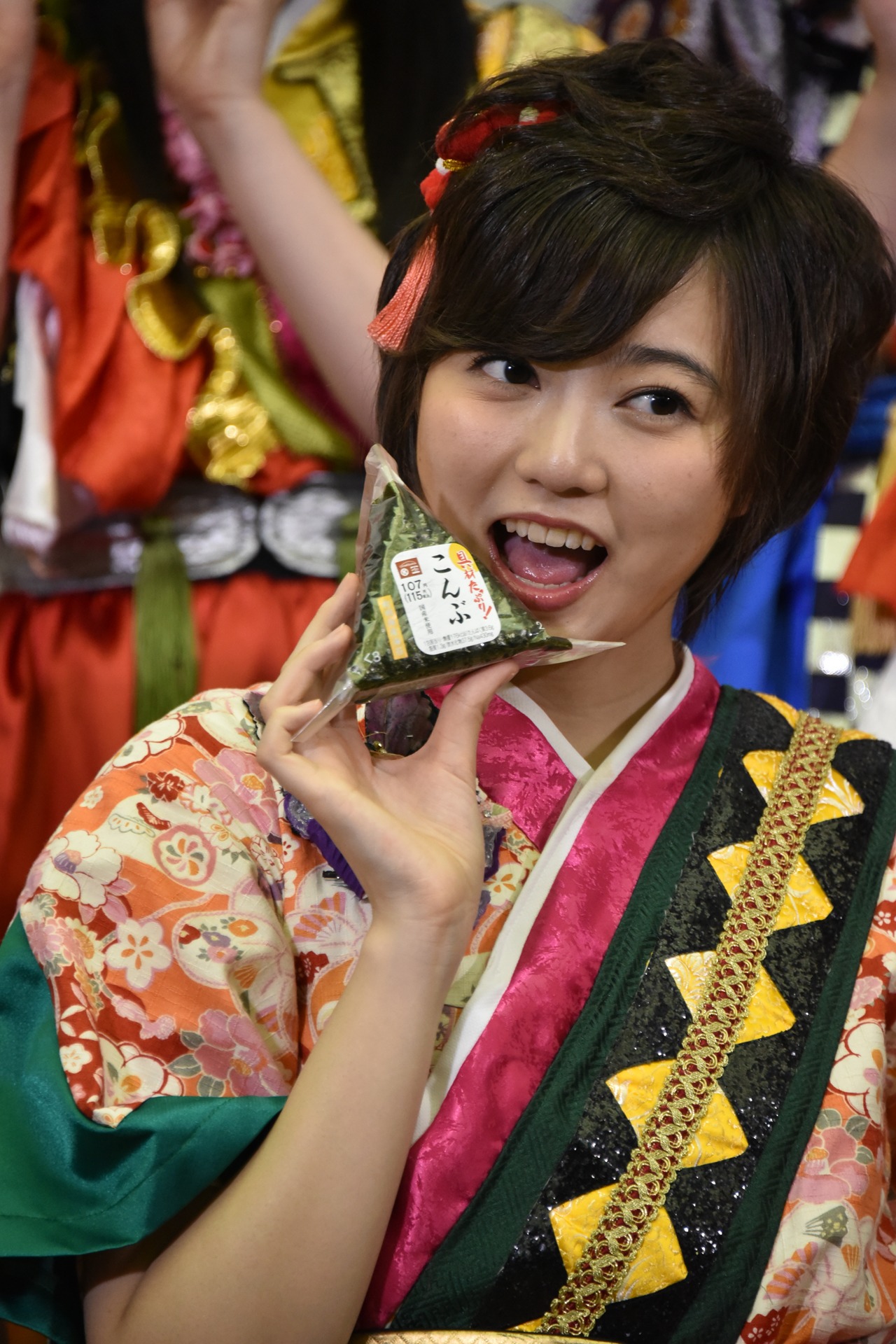 安本彩花