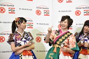 テレビCMを再現する真山りかと安本彩花。