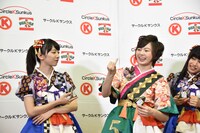 テレビCMを再現する真山りかと安本彩花。
