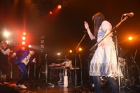 ゆっくり近付く堂島孝平（左）と南波志帆（右）。