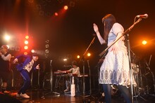 ゆっくり近付く堂島孝平（左）と南波志帆（右）。