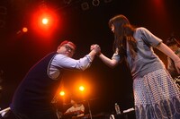 斉藤伸也（左）とも握手を交わす南波志帆（右）。