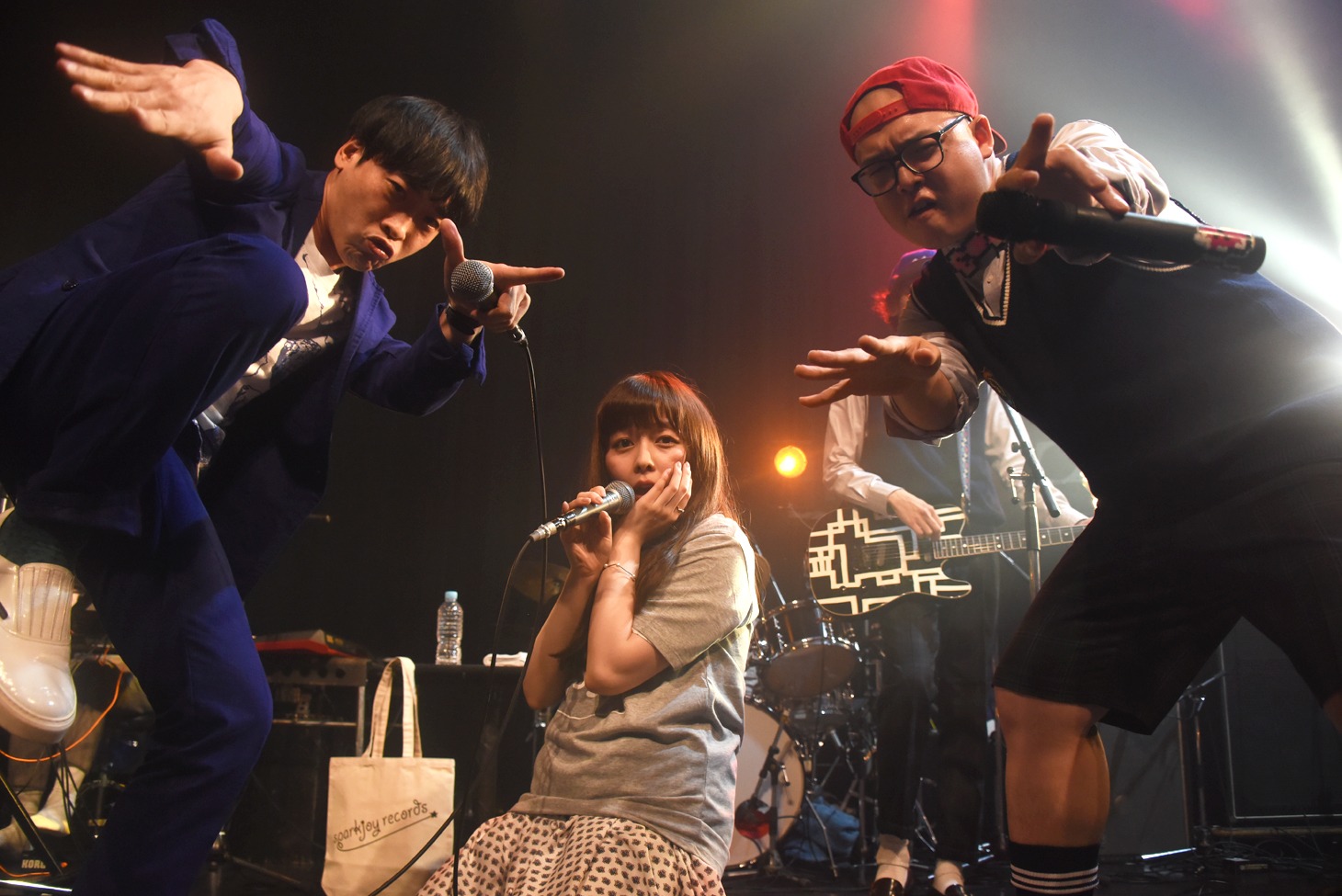 「sparkjoy hour ～city joy～」アンコールの様子。左から堂島孝平、南波志帆、斉藤伸也（ONIGAWARA）。