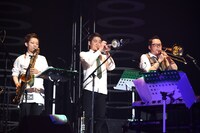 ネギホーンズ。左から永田こーせー（Sax、Flute）、真砂陽地（Tp）、前田大輔（Tb）。