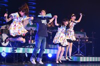 飛び上がるNegiccoとconnie（左から2番目）。