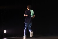 下手にハケるconnie。