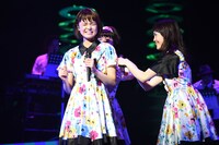 2人につつかれて顔をしかめるKaede（左）。