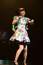 ツアーグッズ「Negi Day Pack by OUTDOOR PRODUCTS」を紹介するMegu。