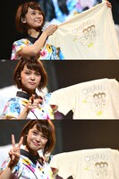 ツアーグッズ「ネギカモちゃんTシャツ」を紹介するKaede。