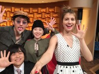 EGO-WRAPPIN'とバカリズム（手前左）、マギー（右）。