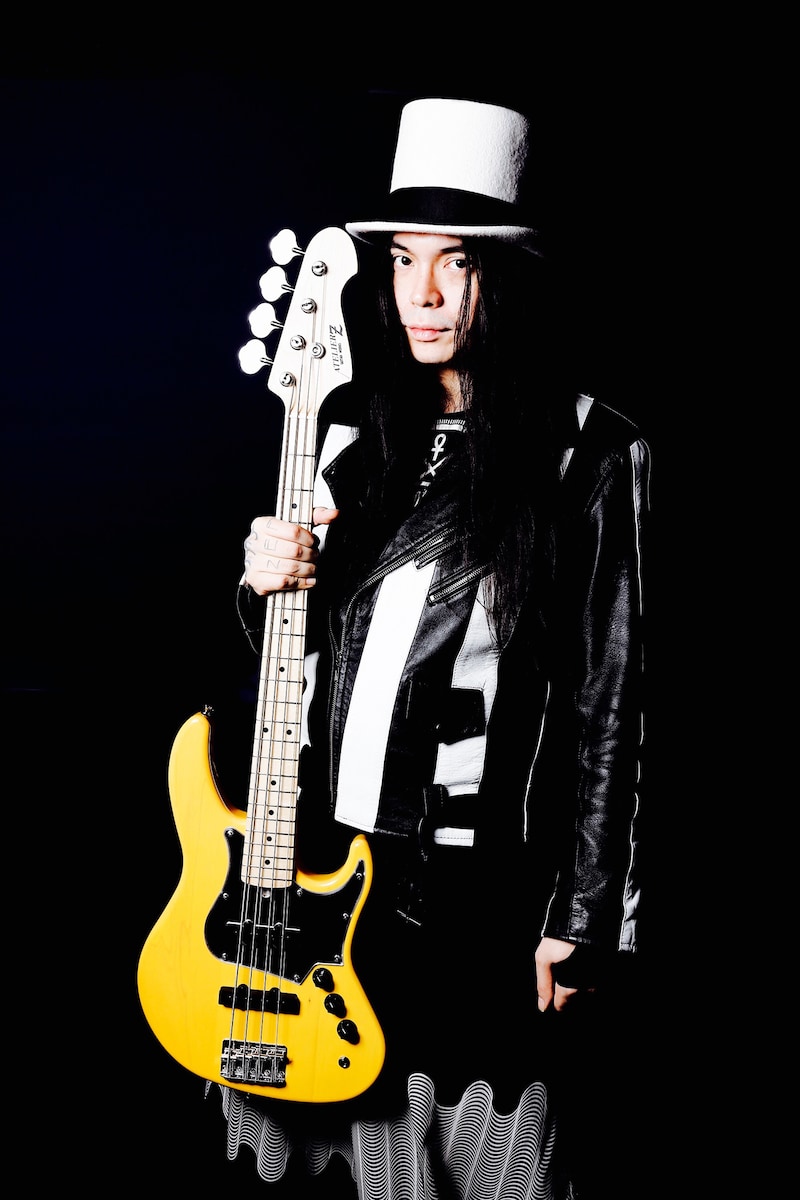 自身が監修したベースを持つKenKen。