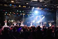 アップアップガールズ（仮）とBELLRING少女ハートによる「パーリーピーポーエイリアン」歌唱の様子。