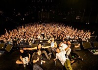 「CHAMPIONSHIP TOUR 2016」東京・赤坂BLITZ公演終了後の記念撮影。（Photo by Takashi "TAKA” Konuma）