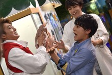 スフィンクスの赤ちゃんとふれあう（左から）ユーキ、ユースケ、タカシ。