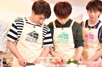 タマネギを切るタクヤ（中央）と、タクヤの手さばきを観察するコーイチ（左）。