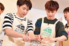 タマネギをみじん切りにするコーイチ、タクヤ。