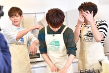 タマネギのせいで涙が止まらないカイ（左）と、カイにコンタクトレンズを貸そうとするコーイチ（右）。