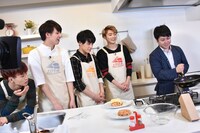 井上裕介の手本を見るタクヤ、タカシ、ユースケ、ユーキ。