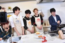 井上裕介の手本を見るタクヤ、タカシ、ユースケ、ユーキ。