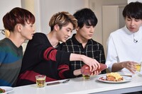 ケチャップで文字を書くユーキ（左から2番目）。