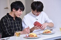 ケチャップで文字を書くタカシ（右）とユースケ（左）。