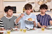 相手チームのオムライスを試食するカイ（中央）。