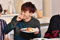 相手チームのオムライスの出来に「おいしい」と笑うタクヤ。