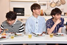 7人でのトーク中もオムライスを食べ続けるコーイチ（左）。