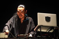 バックDJを務めたDJオショウ。