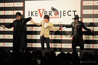 オリジナルのダンスを披露するマオ（中央）と巻き込まれるカリスマカンタロー（左）、tatsuo（右）。（写真提供：ニコニコ超会議）