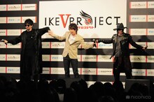 オリジナルのダンスを披露するマオ（中央）と巻き込まれるカリスマカンタロー（左）、tatsuo（右）。（写真提供：ニコニコ超会議）