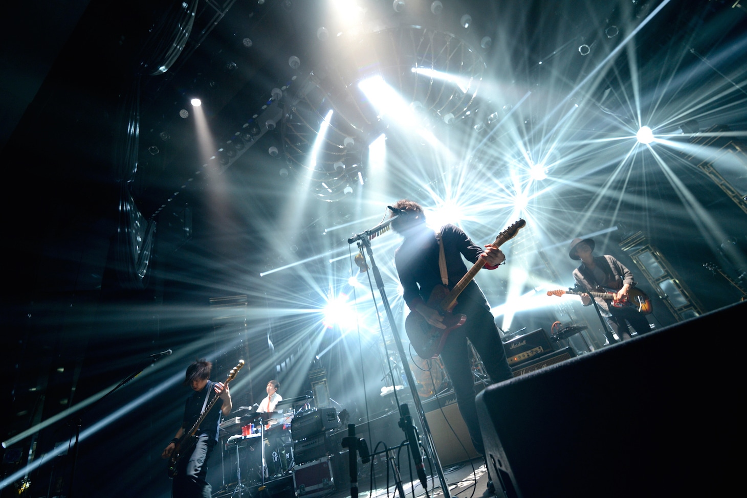 back number「back number tour 2016 “ミラーボールとシャンデリア”」群馬・ベイシア文化ホール公演の様子。（撮影：半田安政[Showcase]）