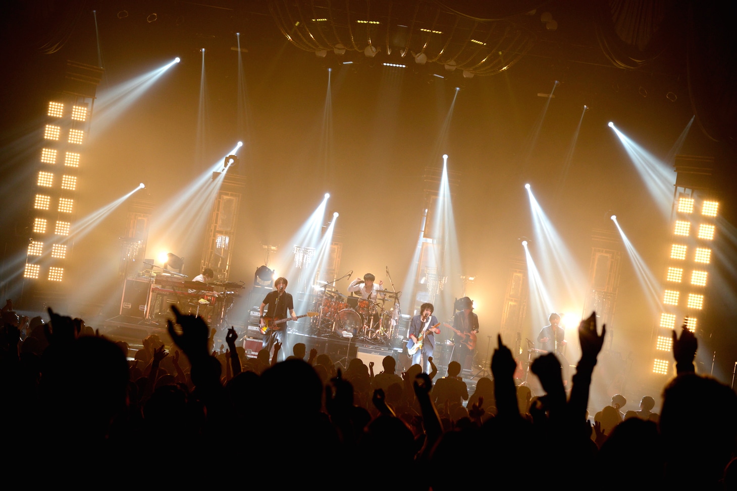 back number「back number tour 2016 “ミラーボールとシャンデリア”」群馬・ベイシア文化ホール公演の様子。（撮影：半田安政[Showcase]）