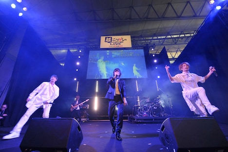 VALSのライブパフォーマンス。(写真提供:キューンミュージック)