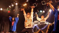 「シンデレラ・シンドローム」で踊るDJダイノジ。