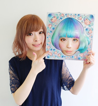 「KPP BEST」初回限定盤“きゃりーぱみゅぱみゅ超限定リアルお顔パッケージ”を手にするきゃりーぱみゅぱみゅ。